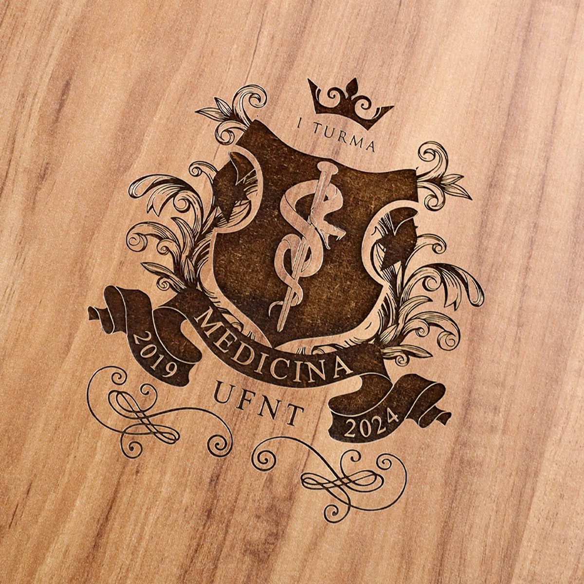 Crachá de medicina UFNT com brasão e detalhes decorativos em madeira.