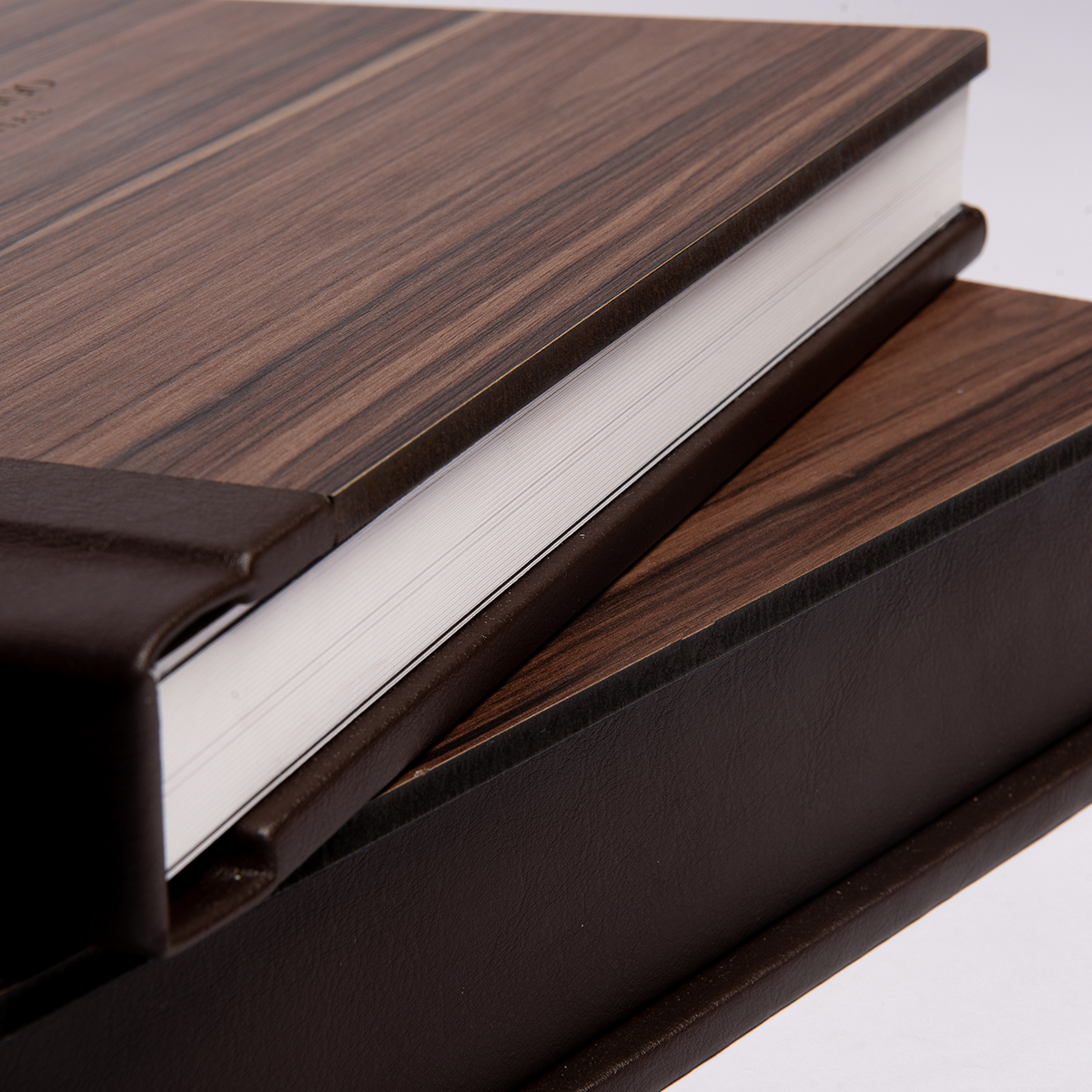 Árvore de livros de madeira com acabamento elegante e detalhes refinados.