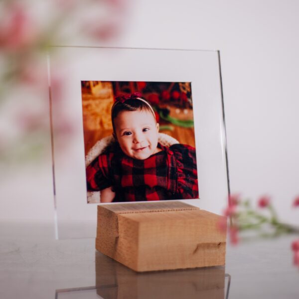 IMG_7480 Criança sorridente em quadro de foto decorativo, destaque em fotografia de retrato infantil.