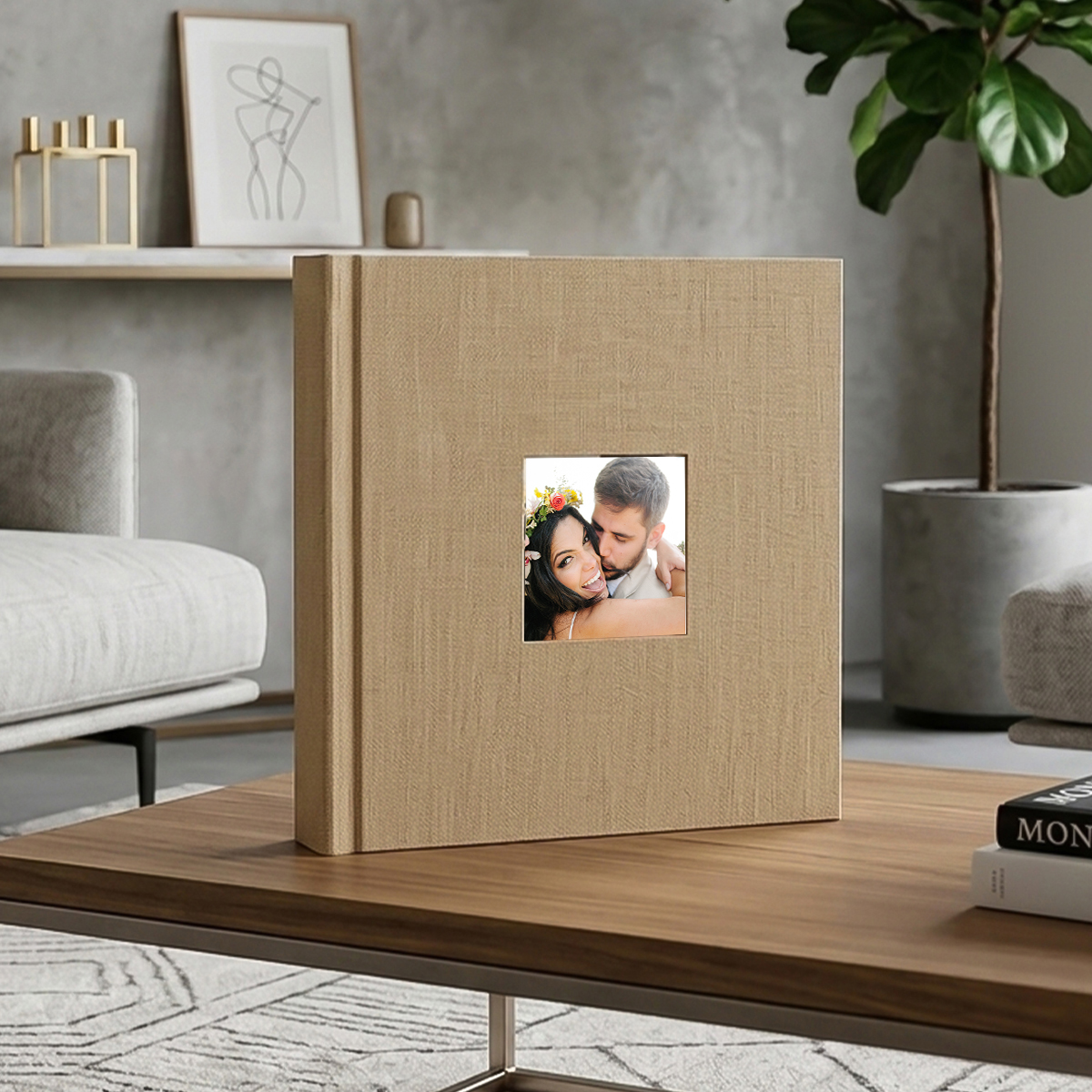 Fotolivro personalizado com foto de casal em capa de tecido bege, decorativo e elegante.