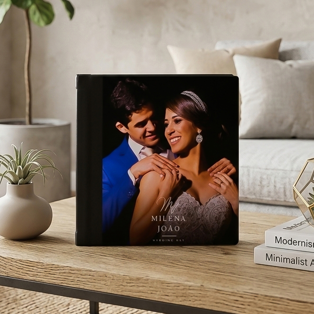 Casal de noivos sorrindo em álbum de casamento, celebração de amor e união.