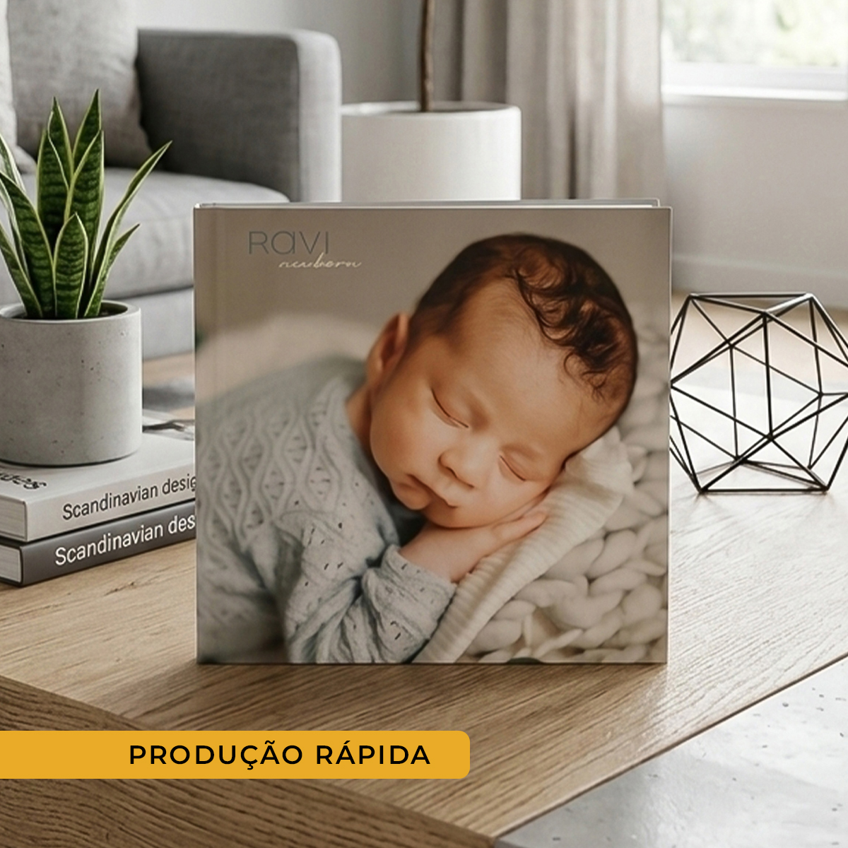 Criança dormindo em álbum de fotos de bebê, decoração moderna e aconchegante.