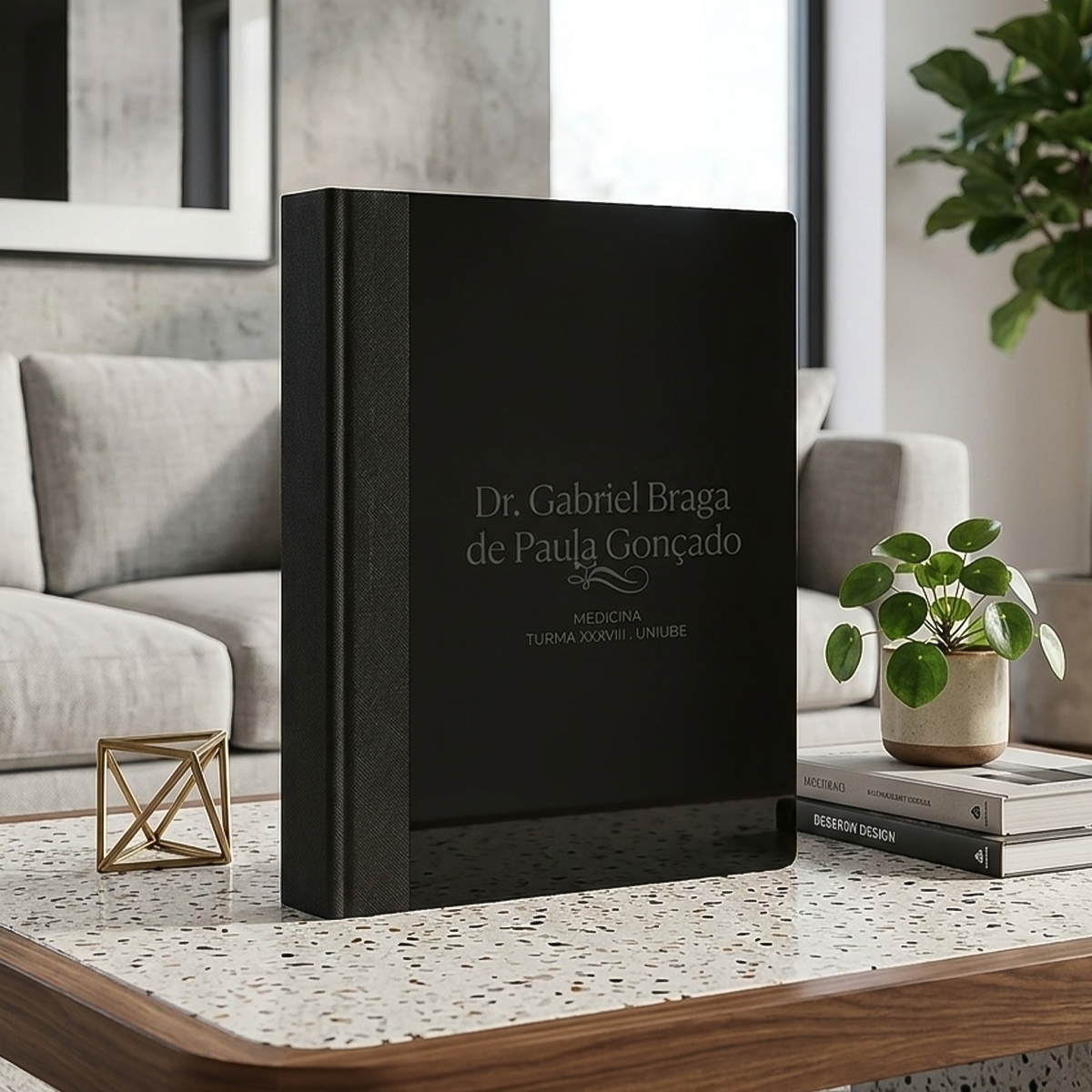 Árvore de livros de design moderno com título personalizado em ambiente de sala de estar elegante.