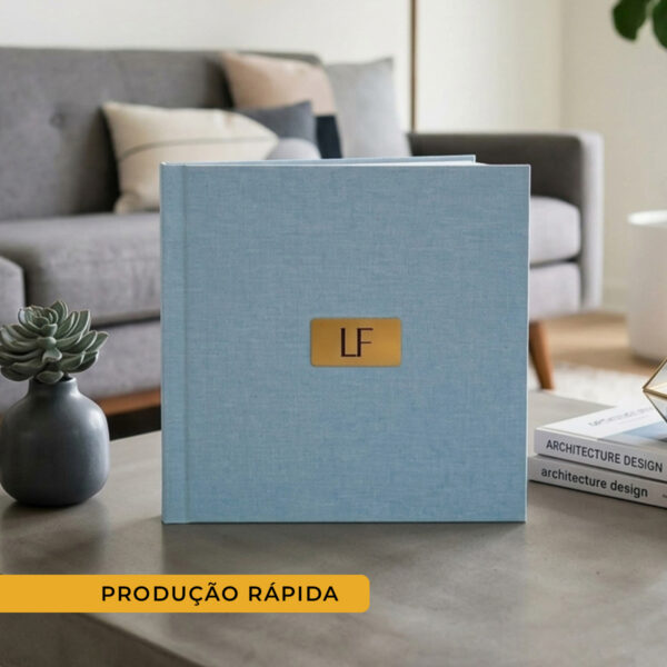 LF álbum de fotos com design moderno em ambiente de sala de estar.