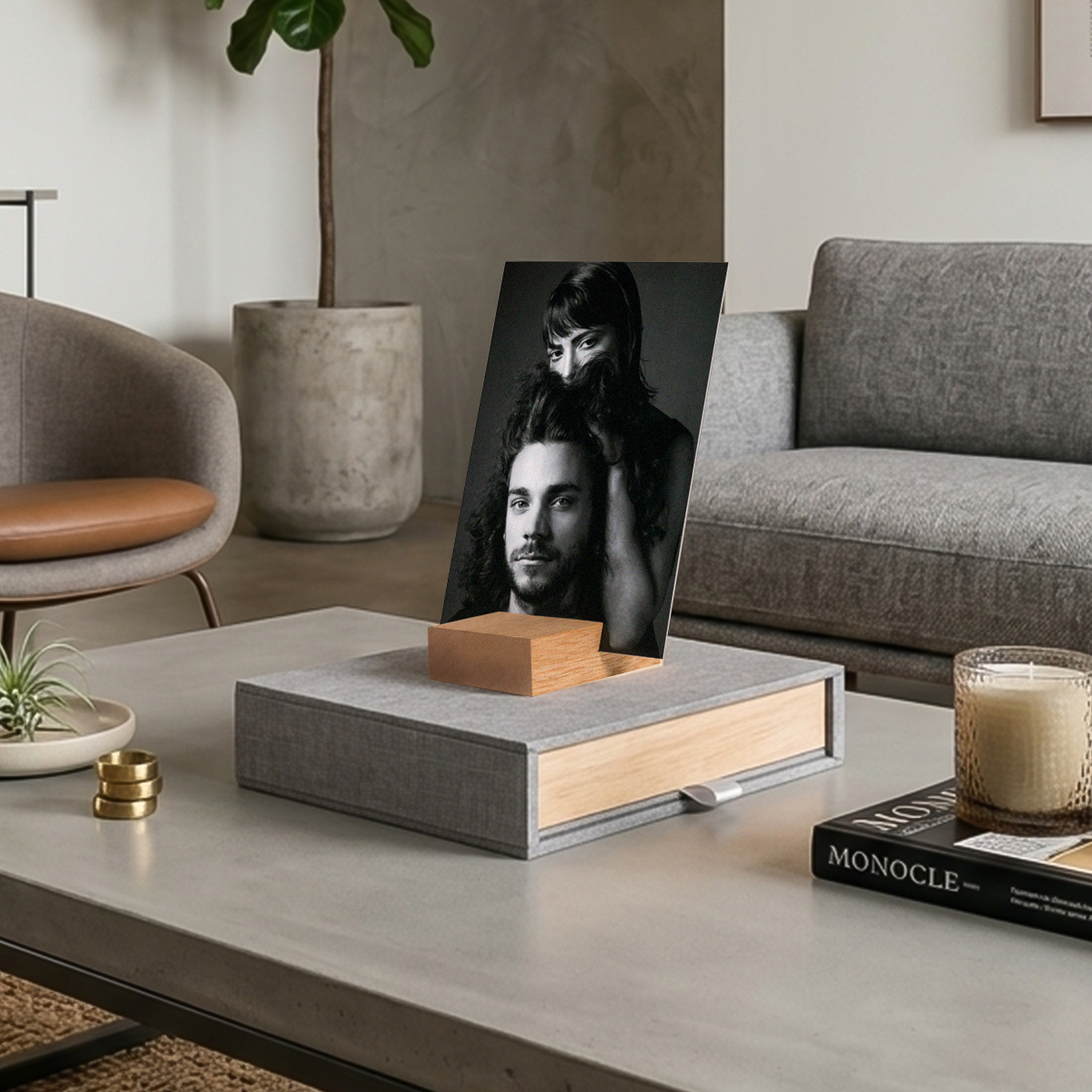 Retrato artístico em preto e branco de casal, decoração moderna para fotos de ensaio fotográfico.