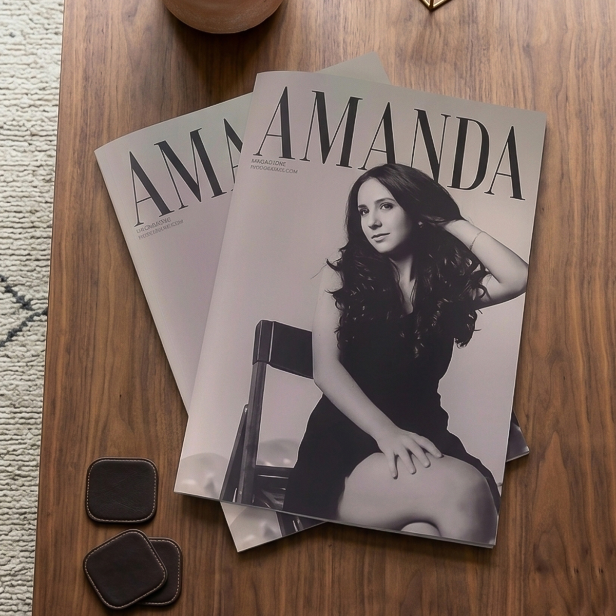 Fotoclube com revistas de moda em preto e branco sobre uma mesa de madeira.