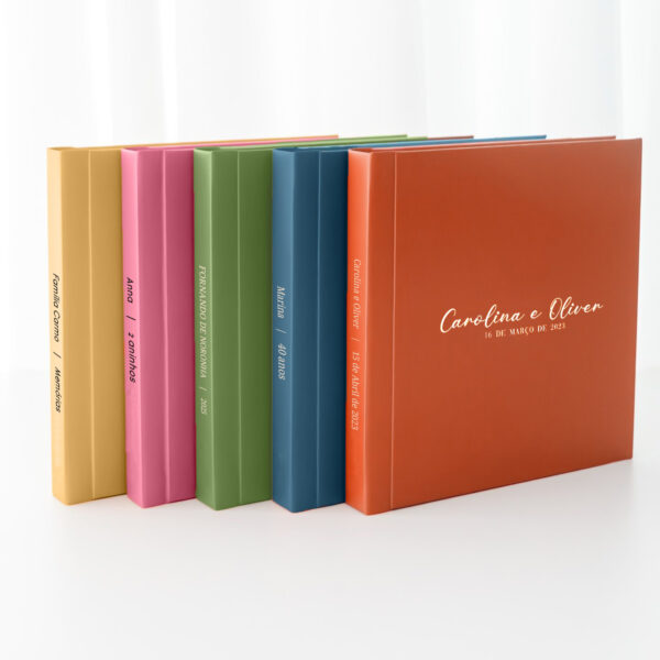 Capa collors Álbuns de fotos personalizados com nomes e datas especiais em cores vibrantes.