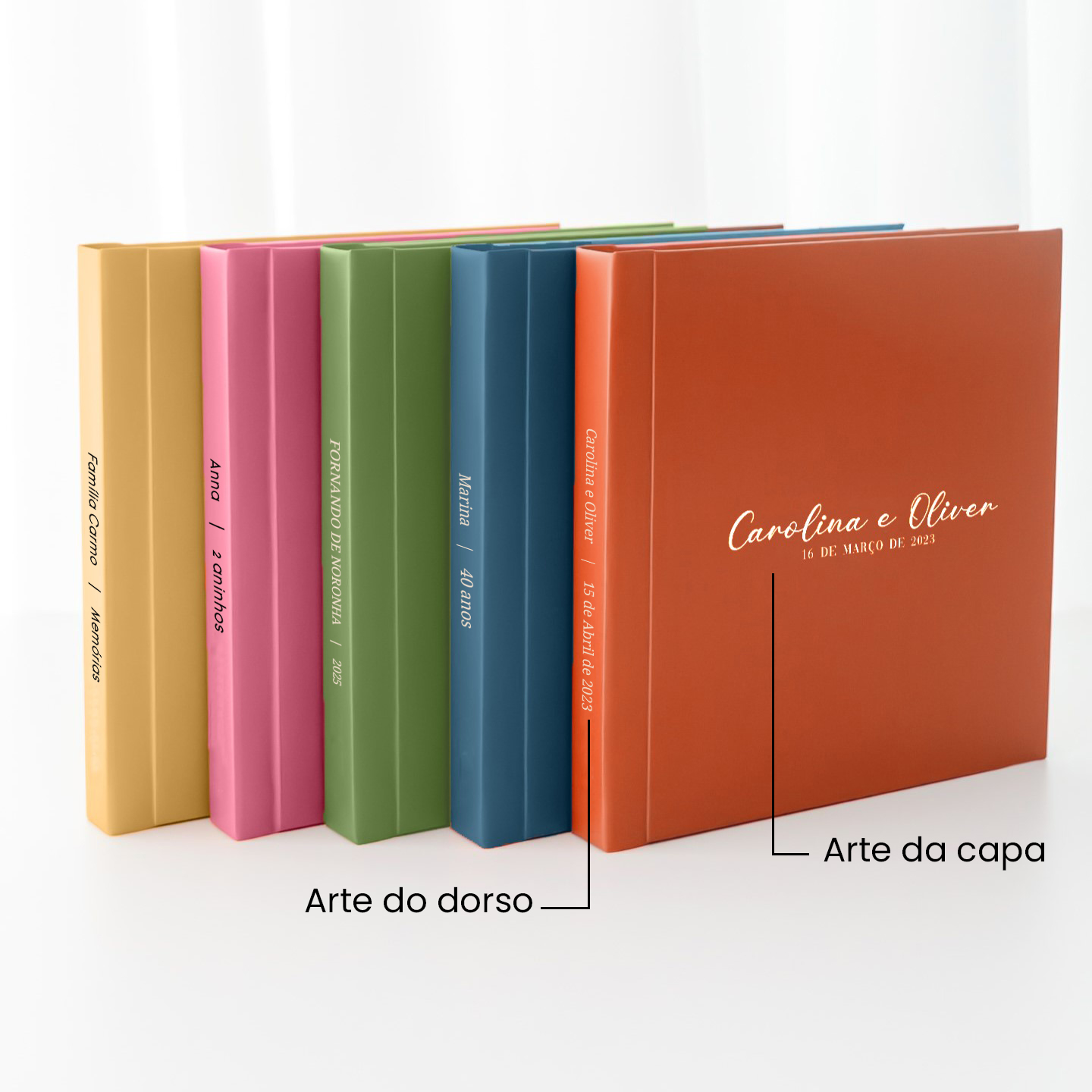 Árvore de livros coloridos com capas personalizadas para eventos especiais e lembranças.