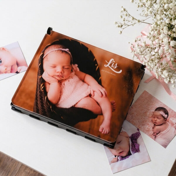 Foto 1 Álbum de fotos de bebê com nome Lis e fotos de recém-nascida.