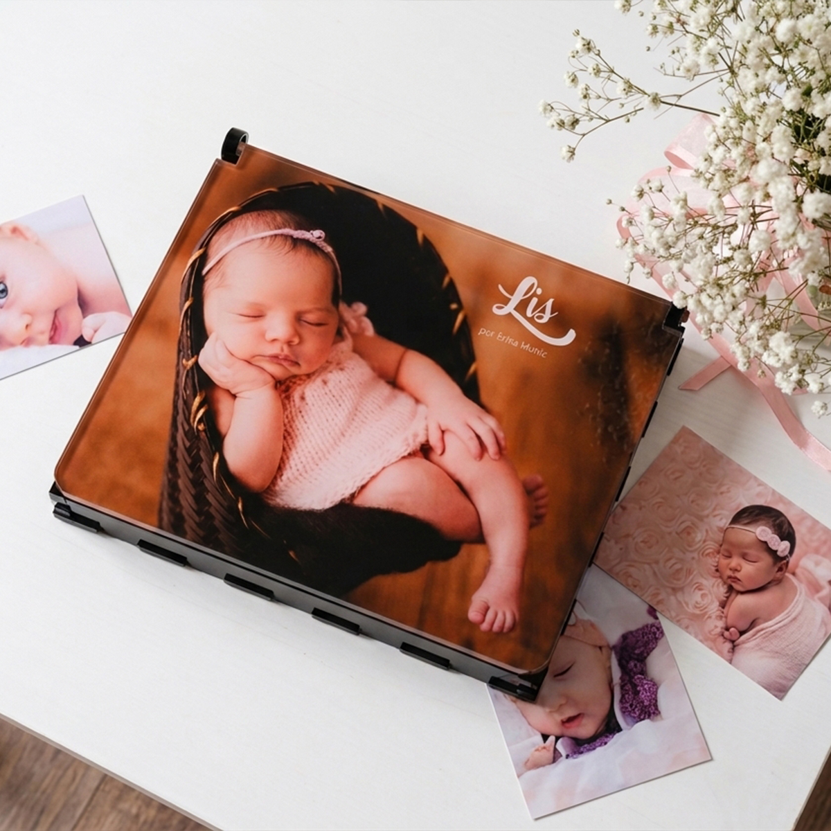 Álbum de fotos de bebê com nome Lis e fotos de recém-nascida.