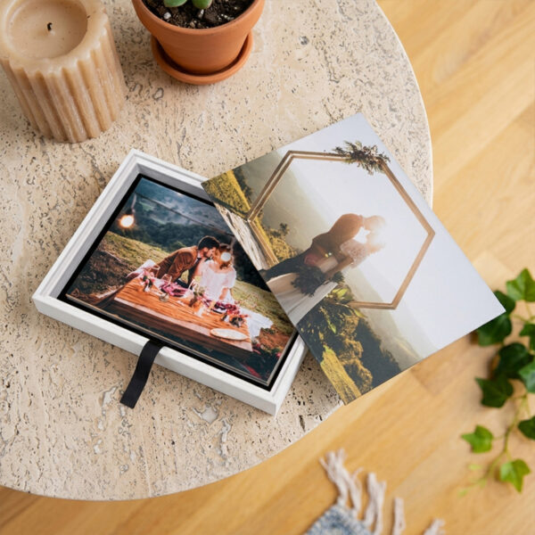 Foto 1 Álbum de fotos com imagens de momentos especiais ao ar livre.