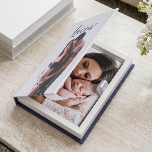 Foto 1 Álbum de fotos personalizado com foto de mãe e bebê em caixa de madeira.