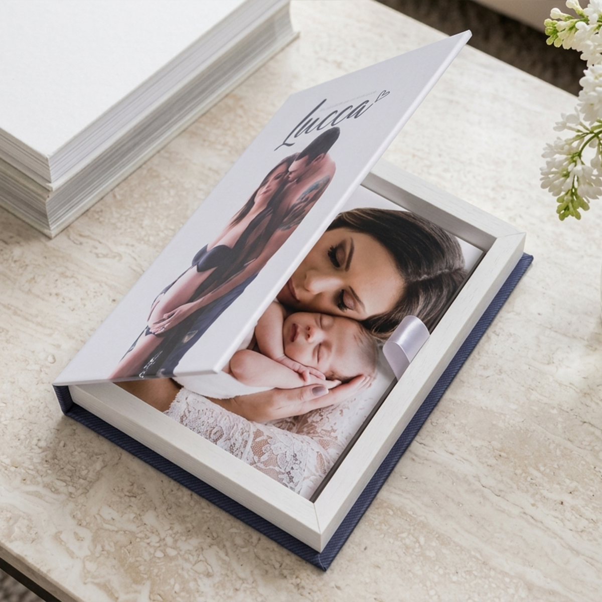 Álbum de fotos personalizado com foto de mãe e bebê em caixa de madeira.