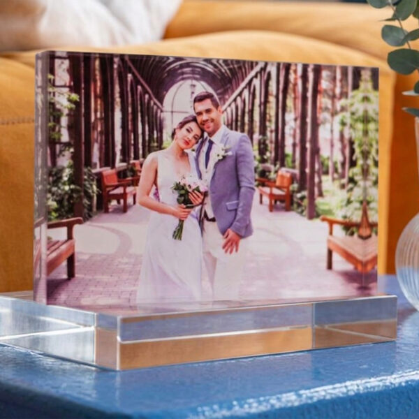 Foto 1 Fotografia de um casal de noivos em um cenário ao ar livre com estrutura de madeira.