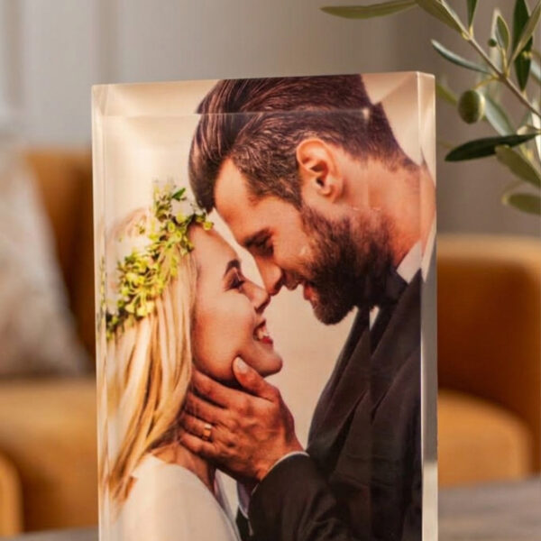 Foto 2 Fotografia de casal apaixonado com quadro decorativo de casamento.