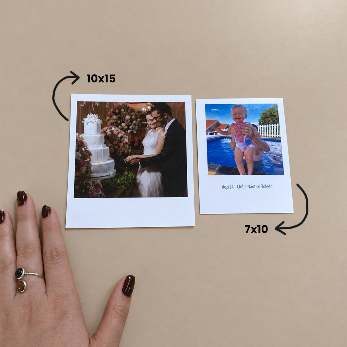 Fotos impressas de casamento e criança na piscina com fundo neutro.