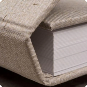 Livro empacotado em tecido de algodão natural para proteção e armazenamento.
