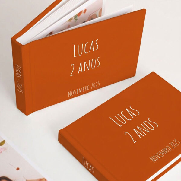 Pocket Autocolante Collors Álbum de fotos personalizado para Lucas de 2 anos com capa laranja.