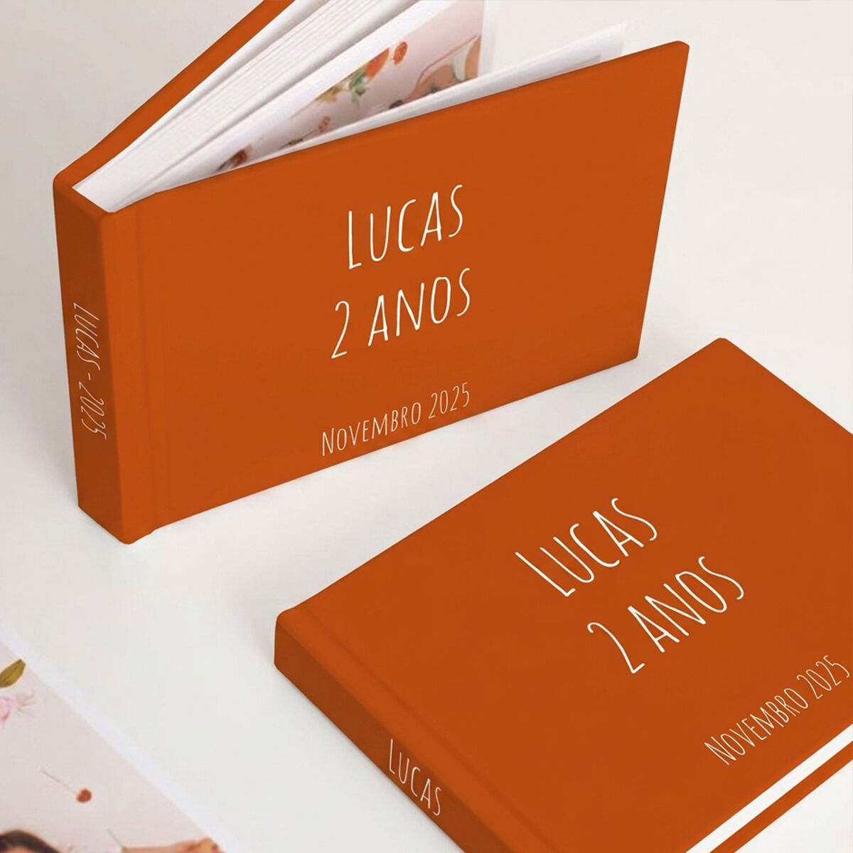 Álbum de fotos personalizado para Lucas de 2 anos com capa laranja.