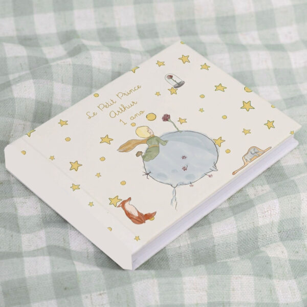 Pocket Autocolante fotográfico Livro infantil com ilustração de uma pequena princesa e estrelas douradas.